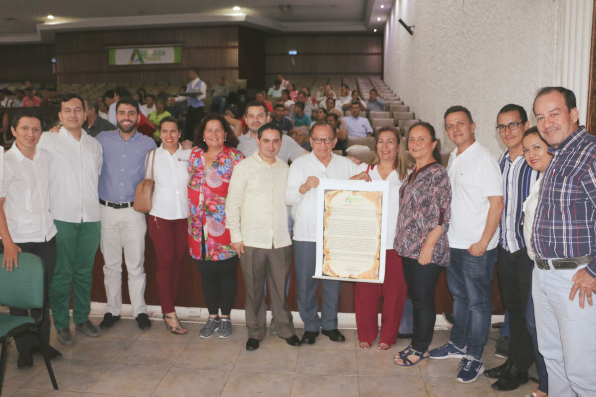 Un grupo de funcionarios de la Universidad Surcolombiana, acompañó a la Rectora en su exaltación.